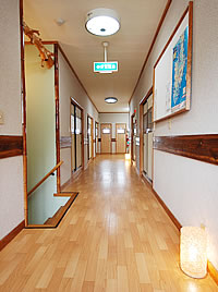 2F客室横の広い廊下