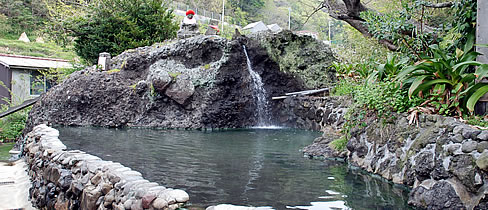  広い露天風呂には夏には海水浴客で賑わいます。(冬期はご入浴できません)