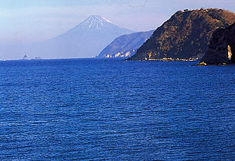 石部の入江から駿河湾越しに望む富士山